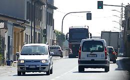 Vicobellignano, la protesta: «Assediati dai mezzi pesanti»