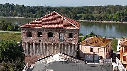 Risplende il Torrione estense