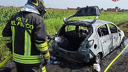 Auto a fuoco nelle campagne, miracolati quattro ragazzi
