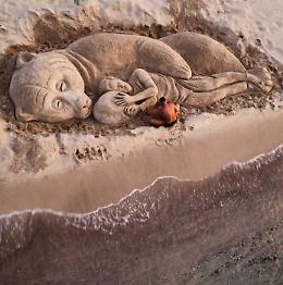 Scultura di sabbia in onore dell'orsa Kj1 abbattuta