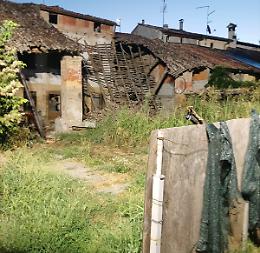 Crolla il tetto di una cascina, nessun ferito