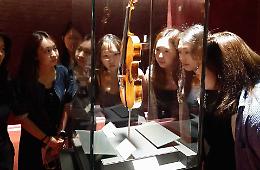 Dalla Cina a Cremona in cerca di Stradivari