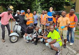 Via Corsica ripulita: coro di grazie alla comunità ghanese