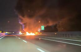 Incendio di un'auto sull'A21: alta colonna di fumo