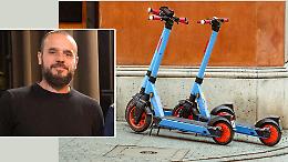 «Sui marciapiedi non solo monopattini 'spiaggiati', anche auto»