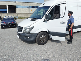 Furgone non si ferma all'alt: lungo inseguimento, fuga nei campi del conducente