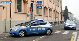 Litiga con l'ex e sale sul cornicione, intervento risolutivo dei poliziotti