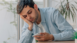 Scrollare i video sui social aumenta la noia