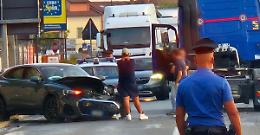 Collisione auto-camion, grande spavento senza conseguenze