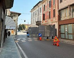 Chiude la  via centrale: casa pericolante