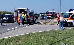 Violentissimo e frontale l'impatto tra una jeep e un'auto dei Cc: sei persone coinvolte