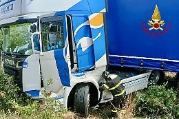 Camion ribaltato sulla bretella autostradale A1-A21
