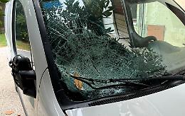 Cade un ramo su un'auto in movimento, parabrezza frantumato