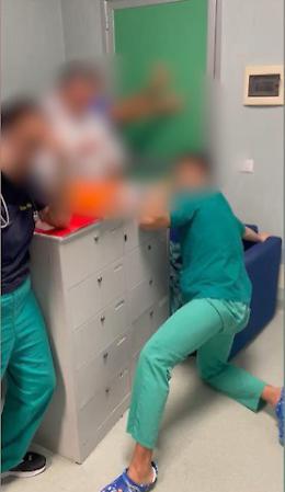 Muore durante intervento chirurgico, parenti aggrediscono i medici