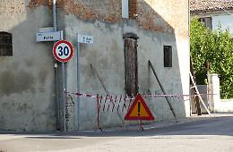 Crolla una porzione di casa
