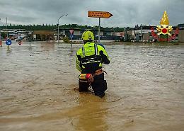 Con l’acqua alla  cintola al fianco degli alluvionati