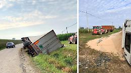 Camion si ribalta e perde il carico sulla provinciale 27