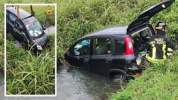 Auto nel fosso, due anziani feriti