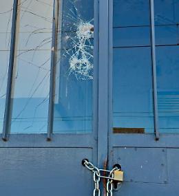 I soliti vandali in stazione rompono tutto