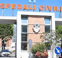 Cade dalla scala del fienile e batte la testa: grave una 74enne