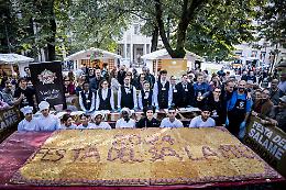 Una focaccia da record alla Festa del salame di Cremona