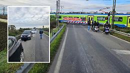 Passaggio a livello chiuso, caos e rabbia sulla provinciale Due Ponti