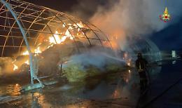 Incendio di una tensostruttura esterna contenente circa 800 rotoballe di fieno