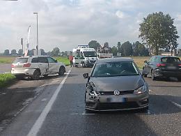 Scontro tra auto sulla via Giuseppina