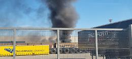 Incendio alla Trasporti Pesanti, alta colonna di fumo nero