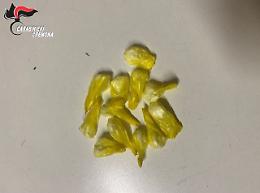 Gira in moto a fari spenti, 37enne denunciato per droga