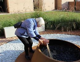 Inaugurato il Giardino delle rimembranze: dispersione delle ceneri al cimitero civico