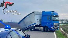 Bloccata la provinciale tra San Giuliano e Villanova: tir fuori strada paralizza il traffico