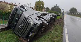 Fuori strada con il camion, autista illeso