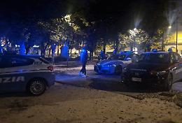 Altra notte di caos e violenza in piazza Roma: insulti, calci, pugni, bottigliate e tre auto danneggiate