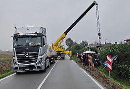 Camion con rimorchio fuori strada:  provinciale chiusa