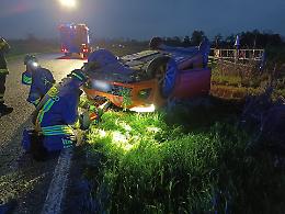 Auto fuori strada: 22enne ferita