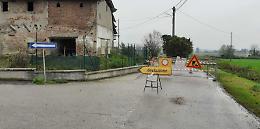 Cede la fognatura, via chiusa al traffico