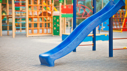 Spray al peperoncino sui giochi: tosse e lacrime per i bambini