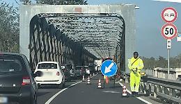 Ispezioni sul ponte di ferro: senso unico alternato e traffico rallentato