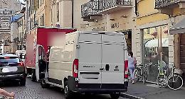 Furgoni senza autorizzazione. Altra telecamera: giro di vite