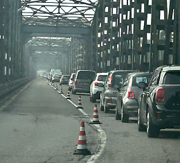 Ponte sul Po, un'altra giornata di passione: lunghe colonne