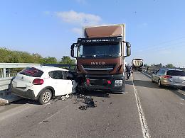 Perde il controllo dell'auto e va a sbattere contro un tir: ferito 57enne