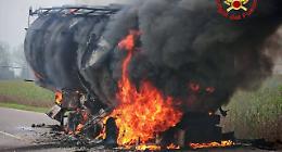 Camion cisterna in fiamme lungo via Giuseppina, vigili del fuoco in azione