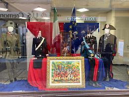 In vetrina uniformi storiche e simboli dell'Arma dei carabinieri