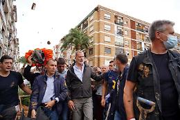 Spagna, tensione nelle zone alluvionate: la popolazione lancia fango al Re, a Sanchez e al governatore 