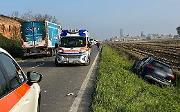 Pauroso scontro con un camion, l'auto finisce nel fosso