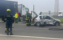 Schianto con un autoarticolato sulla Padana Inferiore, ferite lievi per un'anziana