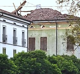 Palazzo Fabi: «Tetto ko, c’è pericolo»