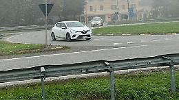 Incrocio al buio, automobilisti e centauri alzano la voce