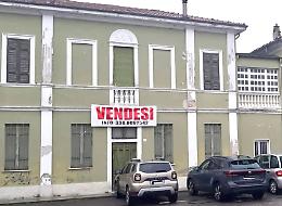 Ex materna in vendita, la parrocchia fa cassa
